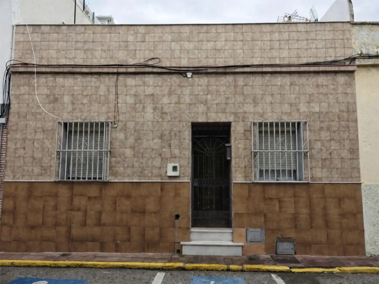 Einfamilien-Reihenhaus zum Verkauf in San José - San Bernardo Außenansicht von Einfamilien-Reihenhaus zum Verkauf in La Línea de la Concepción mit Terrasse und Abstellraum