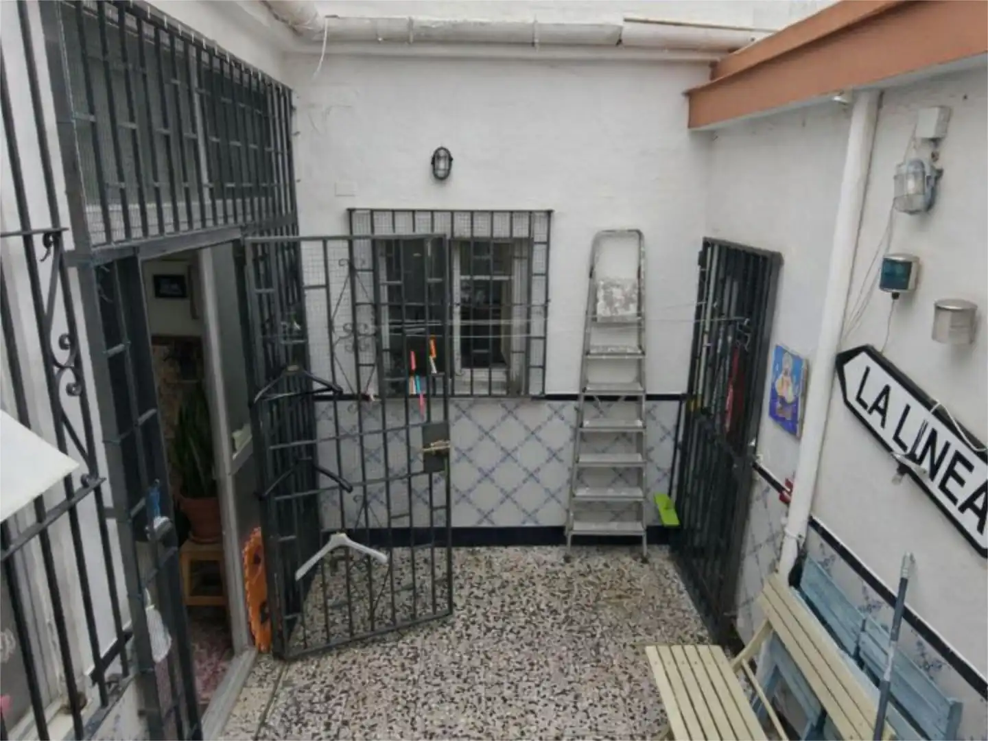 Einfamilien-Reihenhaus zum Verkauf in San José - San Bernardo Einfamilien-Reihenhaus zum Verkauf in La Línea de la Concepción mit Terrasse und Abstellraum