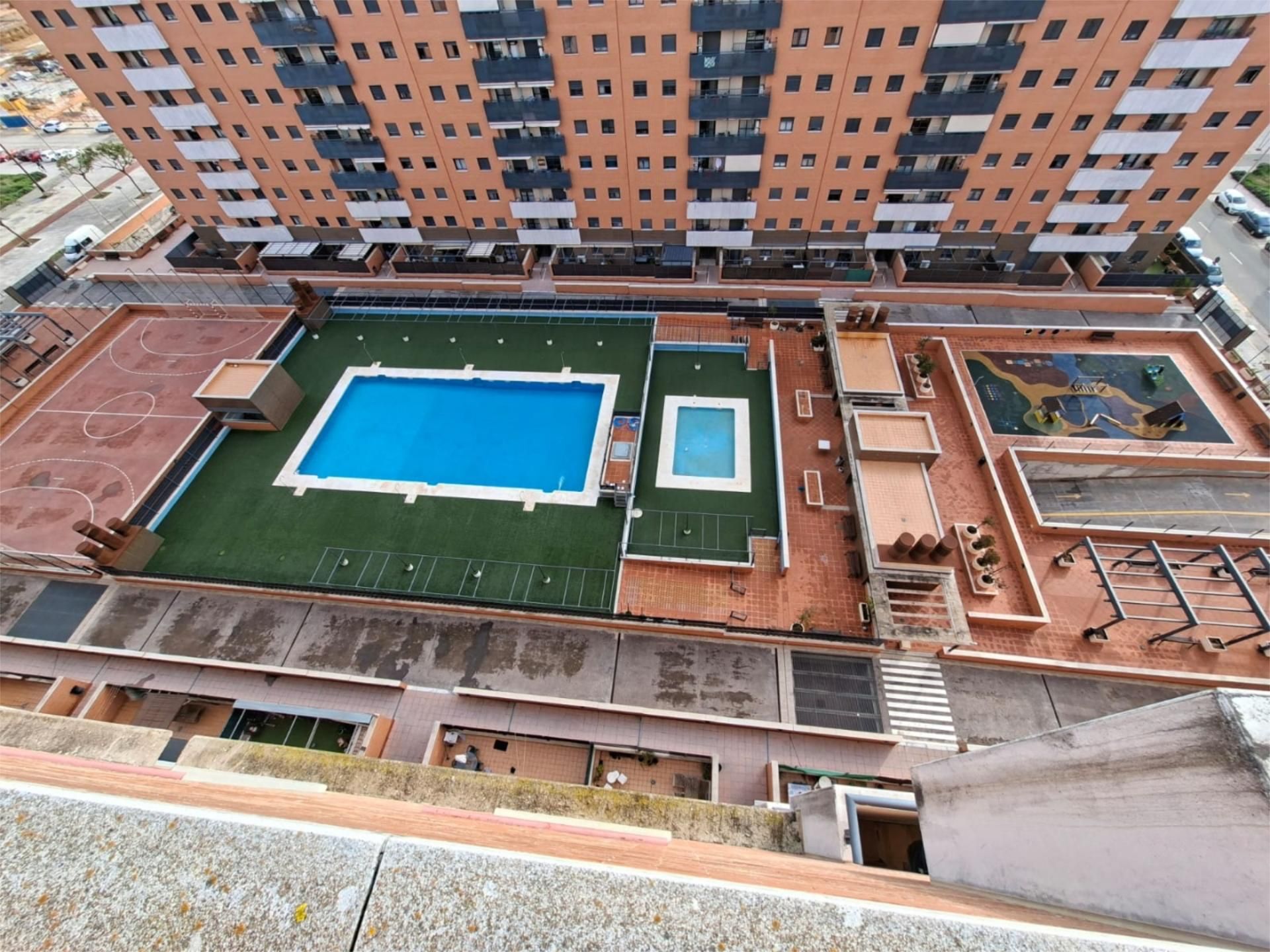 Piscina de Pis en venda en Dos Hermanas amb Aire condicionat, Terrassa i Piscina