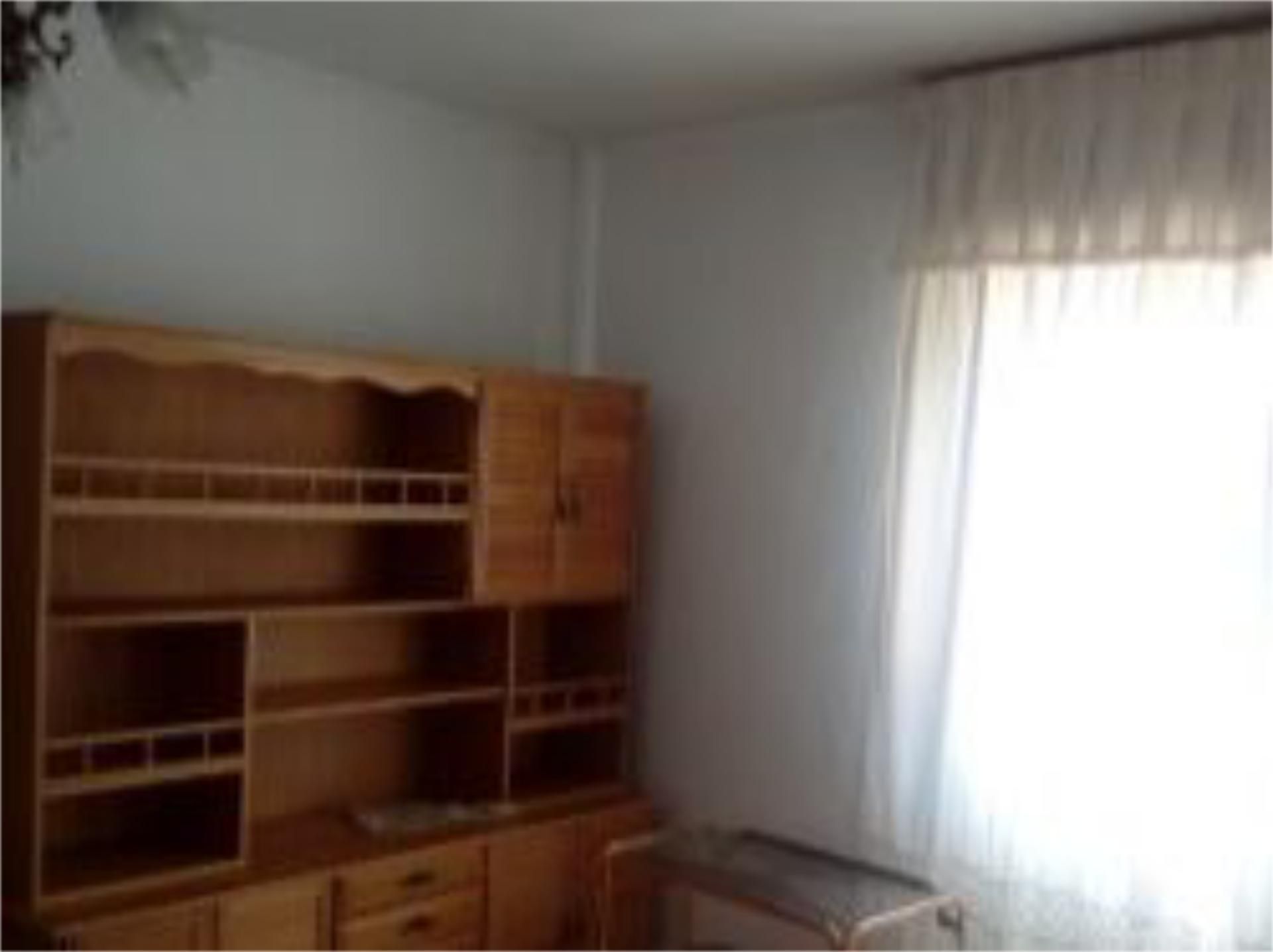 Dormitori de Pis de lloguer en  Huesca Capital amb Calefacció, Moblat i Aparcament comunitari