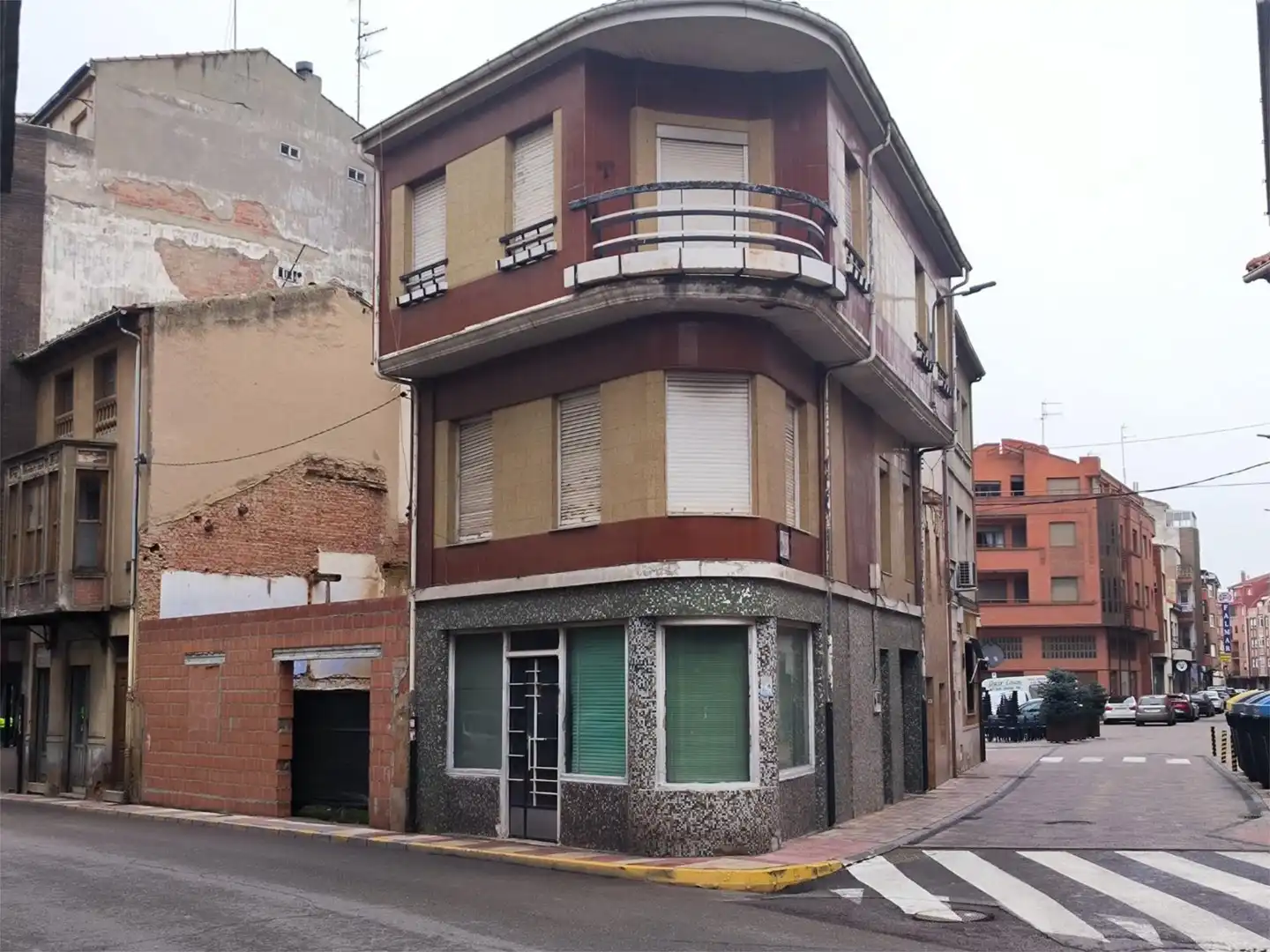 Vista exterior de Casa adosada en venta en La Bañeza  con Calefacción, Trastero y Amueblado