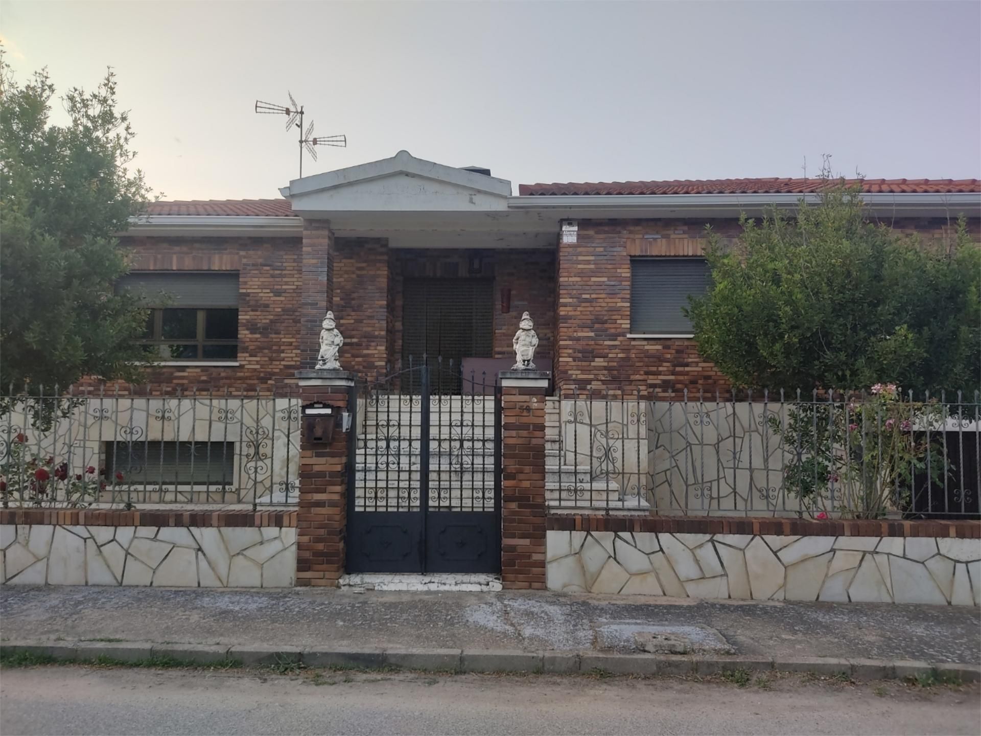 Vista exterior de Casa o xalet en venda en Jadraque amb Calefacció, Jardí privat i Terrassa