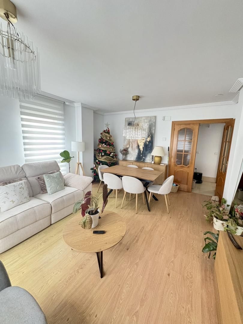 Sala d'estar de Casa adosada en venda en Solórzano amb Aire condicionat i Terrassa