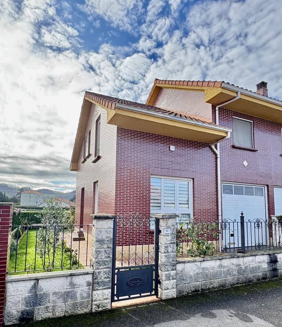 Vista exterior de Casa adosada en venda en Solórzano amb Aire condicionat i Terrassa