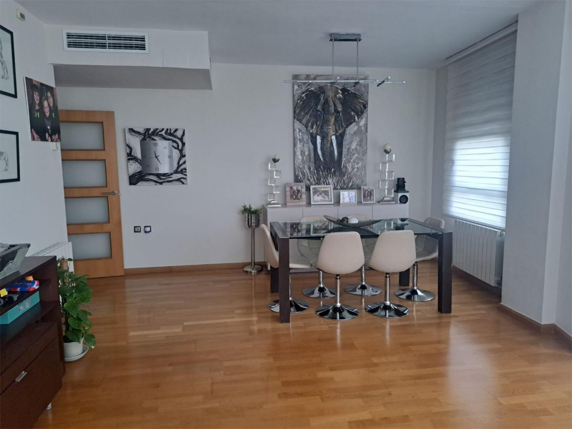 Àtic en venda a Carrer de Montserrat Roig, 4, Cornellà de Llobregat Menjador de Àtic en venda en Cornellà de Llobregat amb Aire condicionat i Terrassa