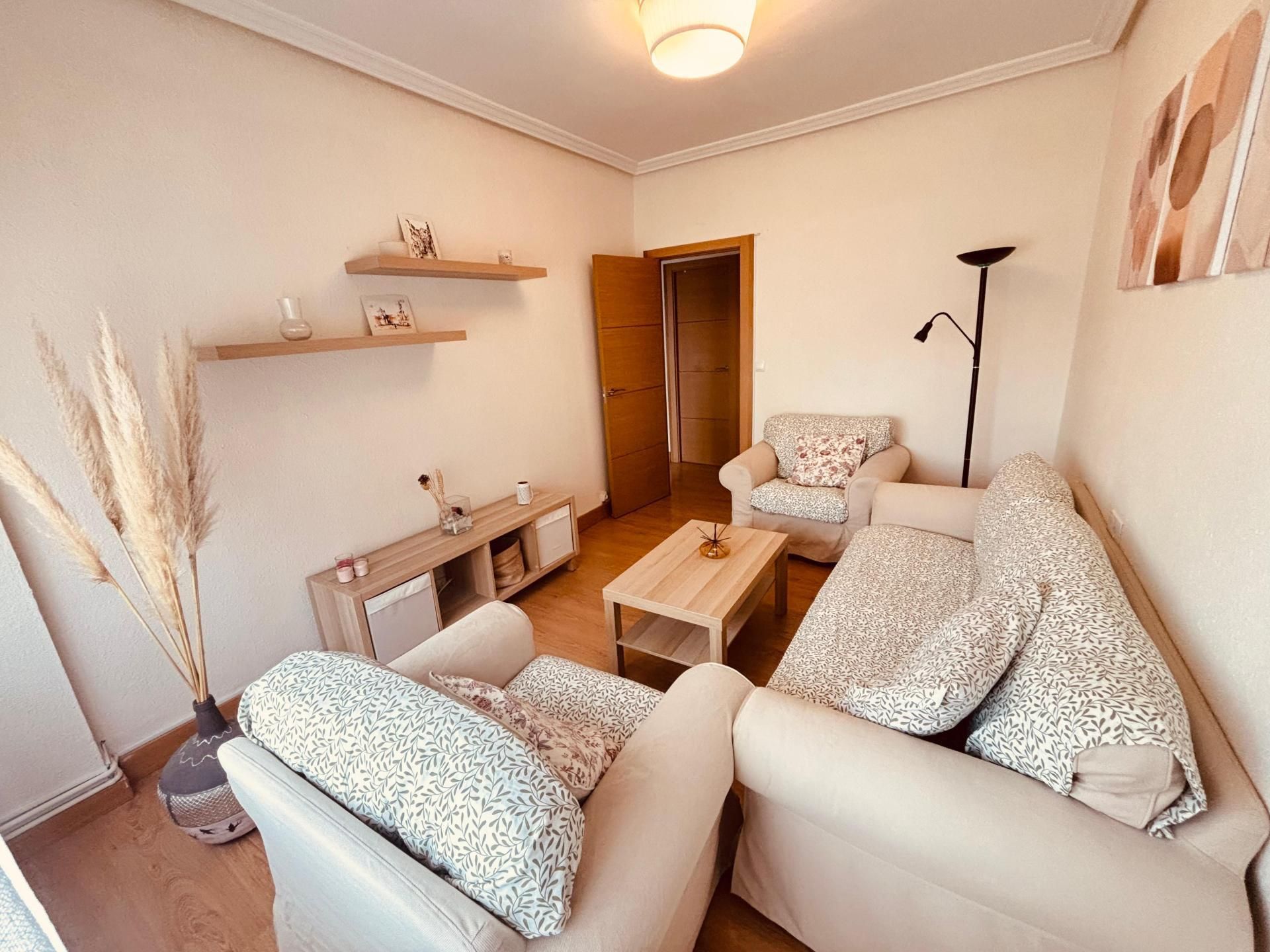 Pis de lloguer a Calle Juan Carlos I, 16, Arnedo Sala d'estar de Pis de lloguer en Arnedo amb Calefacció, Parquet i Moblat