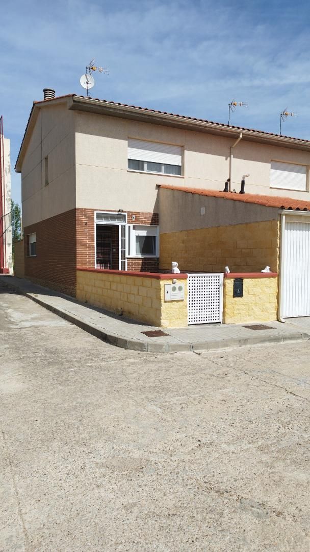 Vista exterior de Casa o xalet en venda en Peleas de Abajo amb Calefacció, Parquet i Terrassa