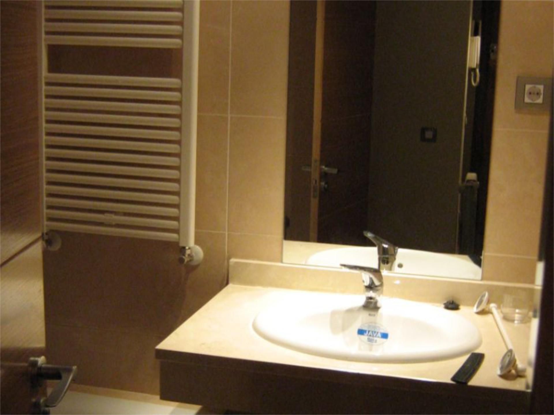 Bathroom of Flat to rent in  Madrid Capital  with Air Conditioner, Heating and Private garden