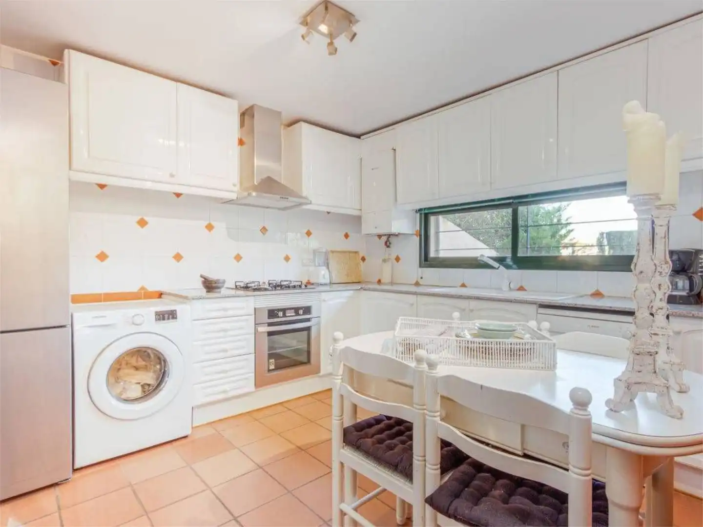 Casa o chalet de alquiler en Plaça de les Acàcies, 23, Navata Cocina de Casa o chalet de alquiler en Navata con Aire acondicionado, Calefacción y Jardín privado