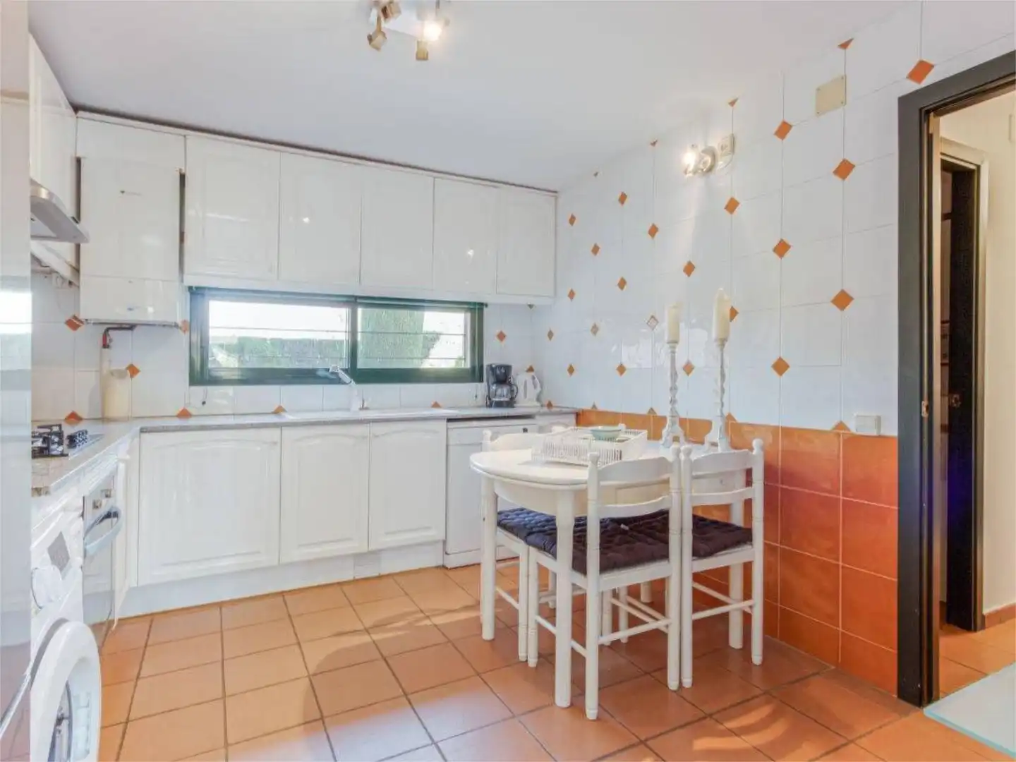 Casa o chalet de alquiler en Plaça de les Acàcies, 23, Navata Cocina de Casa o chalet de alquiler en Navata con Aire acondicionado, Calefacción y Jardín privado