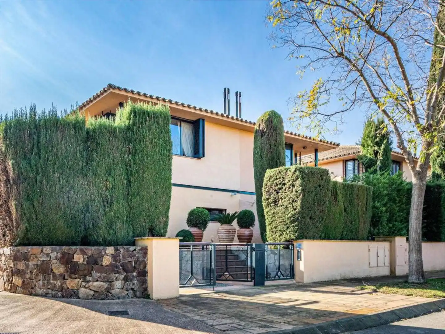Casa o chalet de alquiler en Plaça de les Acàcies, 23, Navata Vista exterior de Casa o chalet de alquiler en Navata con Aire acondicionado, Calefacción y Jardín privado