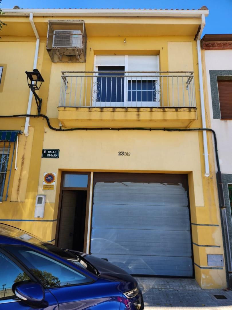 Vista exterior de Casa adosada en venda en Valdefuentes amb Aire condicionat, Calefacció i Traster