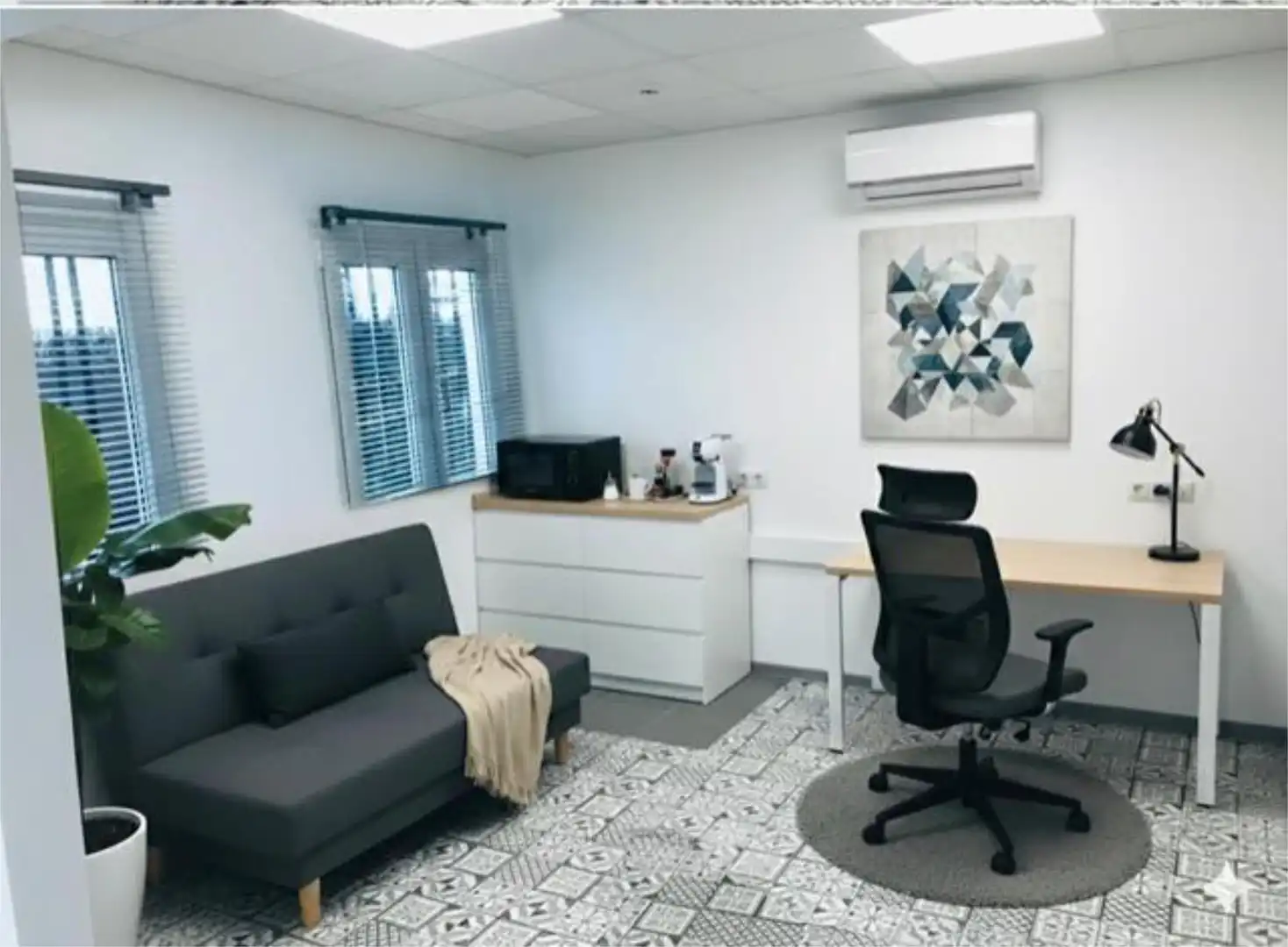 Office for rent in La Calzada - La Florida Office for rent in Sevilla with Air Conditioner