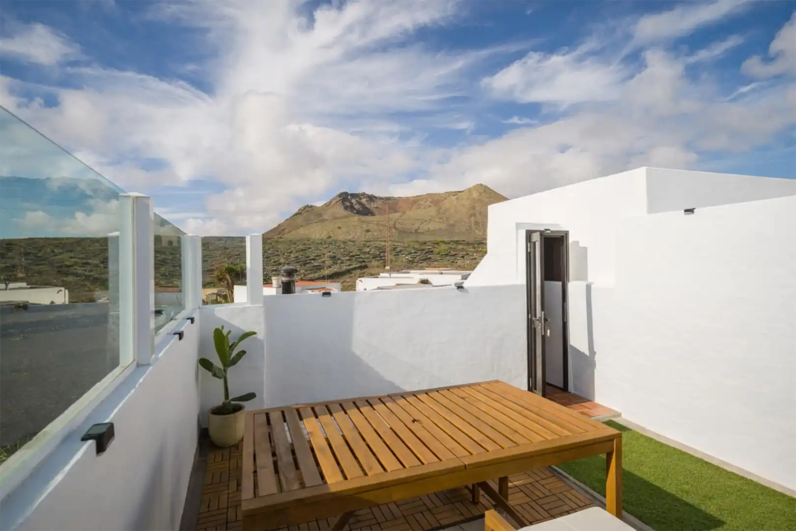Casa adosada en venta en Calle la Corona, Ye Terraza de Casa adosada en venta en Haría con Terraza, Trastero y Horno
