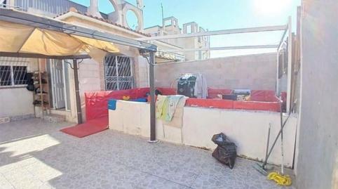 Foto 2 de Casa adosada en venda a Calle Alondra, 22, Zona Carrefour - Urbanizaciones, Torrevieja