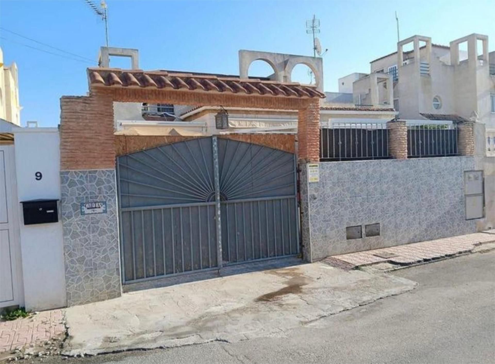 Casa adosada en venda a Calle Alondra, 22, Zona Carrefour - Urbanizaciones Vista exterior de Casa adosada en venda en Torrevieja amb Terrassa i Moblat