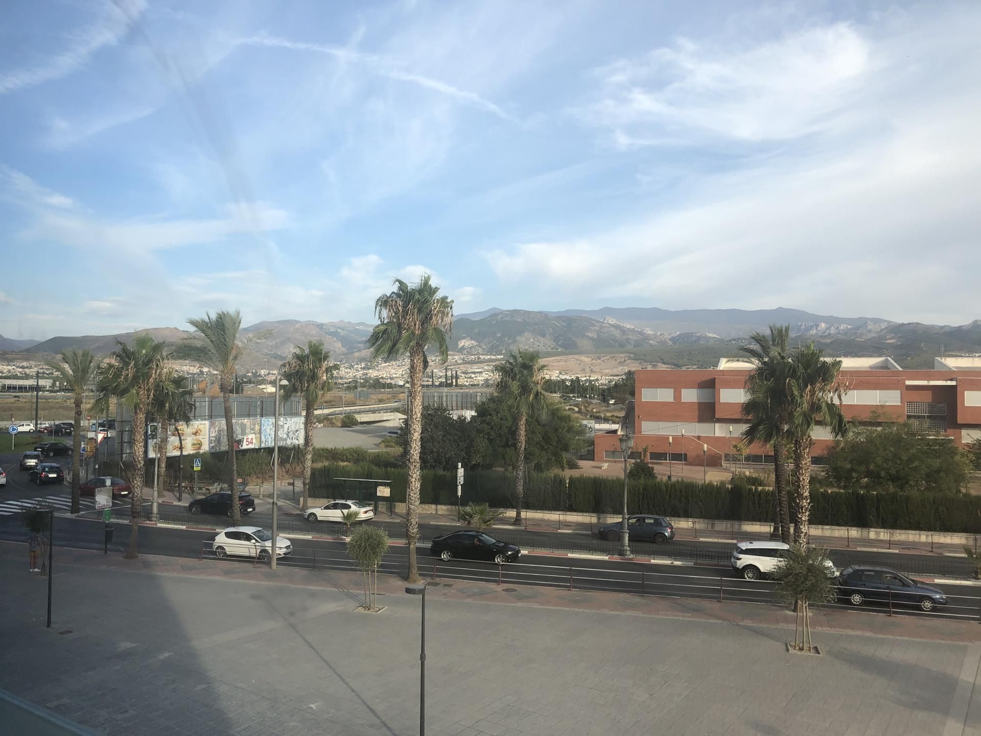 Piso de alquiler en Avenida de la Ilustración, 107, Campus de la Salud Vista exterior de Piso de alquiler en Granada Capital con Aire acondicionado, Calefacción y Jardín privado