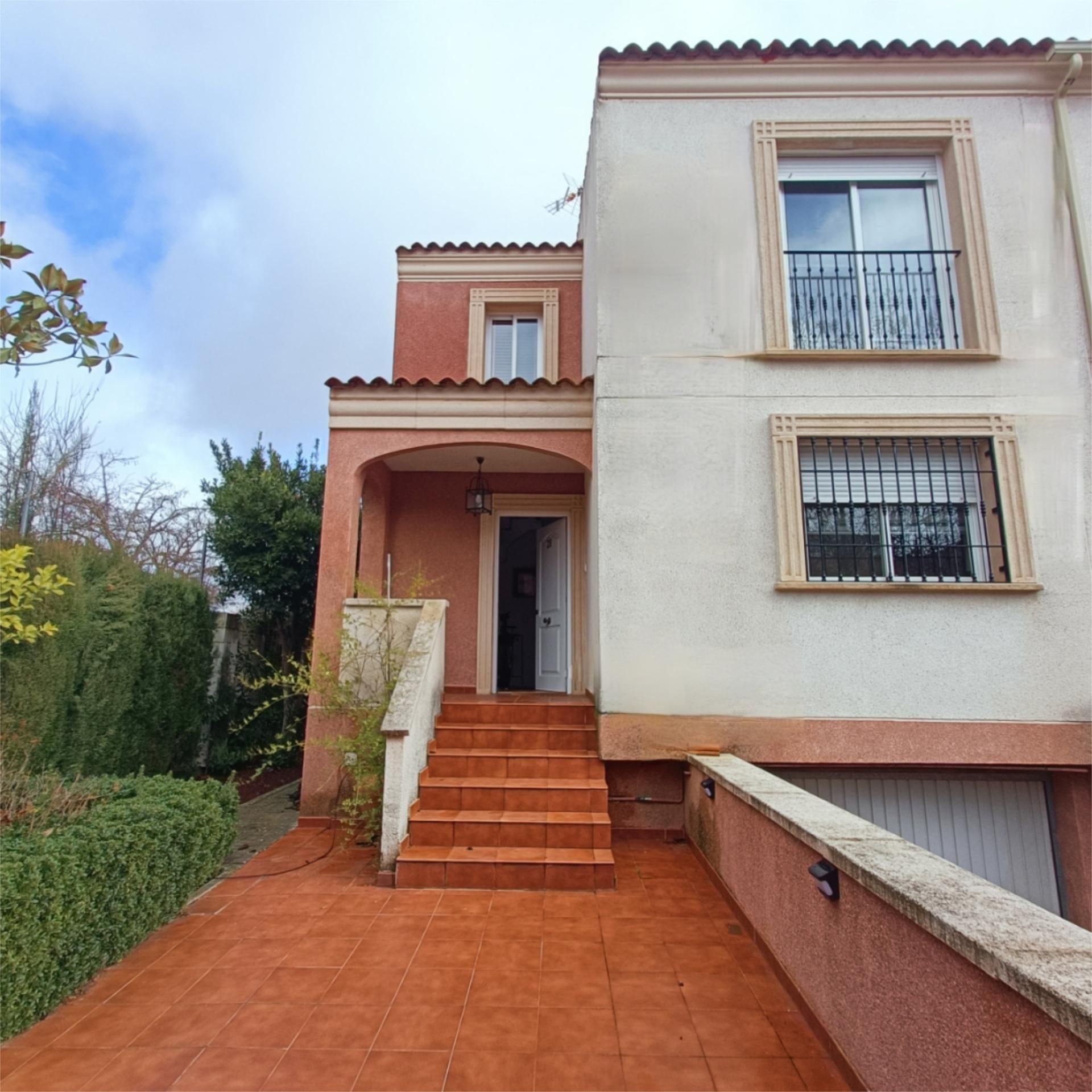 Exterior view of Single-family semi-detached for sale in Ciudad Real Capital  with Terrace, Swimming Pool and Balcony
