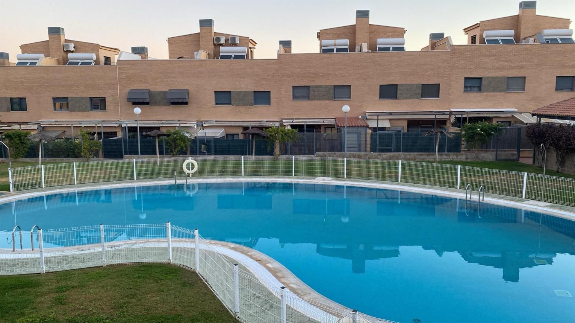 Piscina de Casa adosada en venda en Mérida amb Aire condicionat, Calefacció i Jardí privat