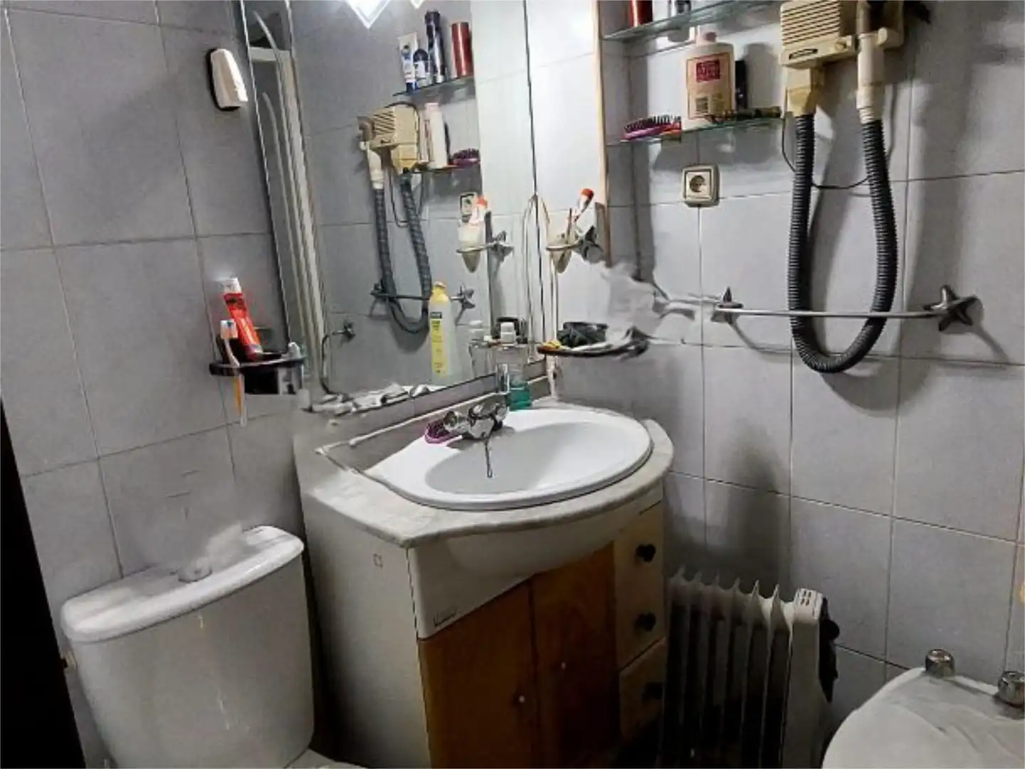 Bathroom of Flat for sale in Sevilla  with Air Conditioner, Heating and Furnished
