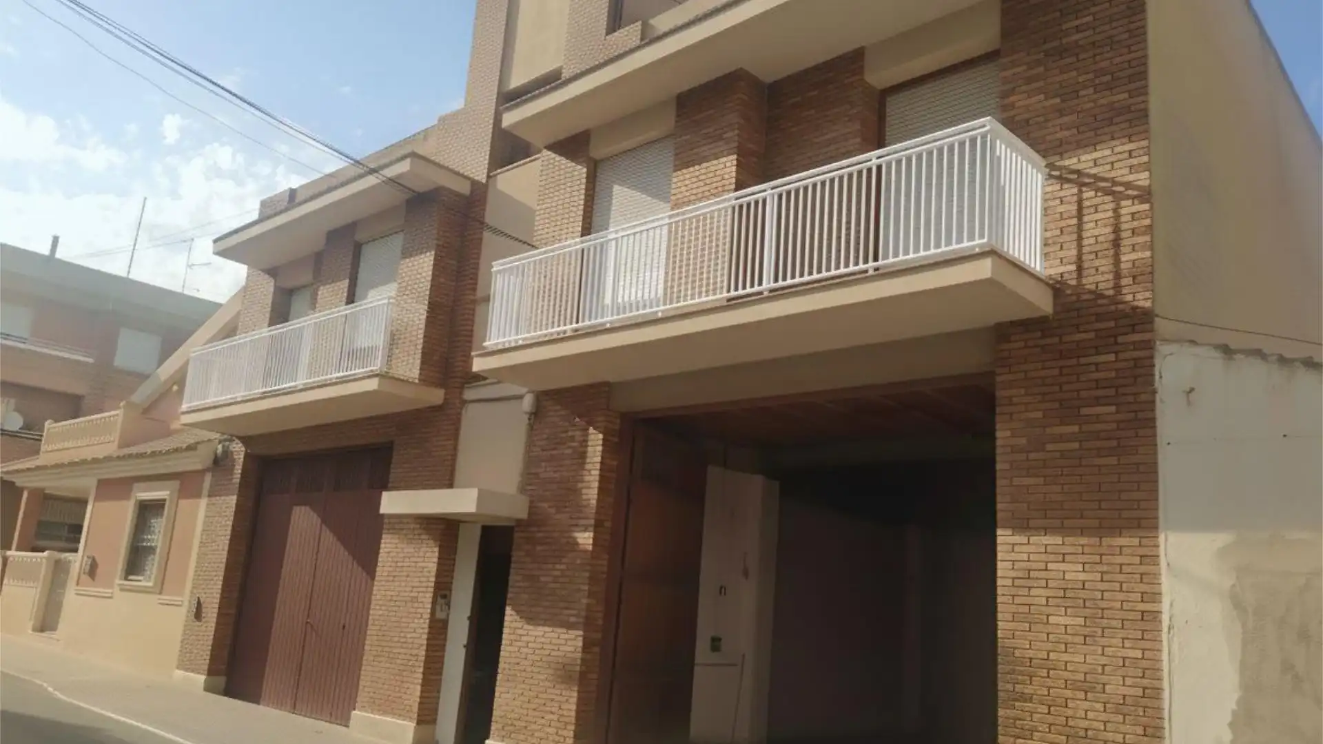 Außenansicht von Wohnung zum Verkauf in Bigastro mit Terrasse, Abstellraum und Möbliert