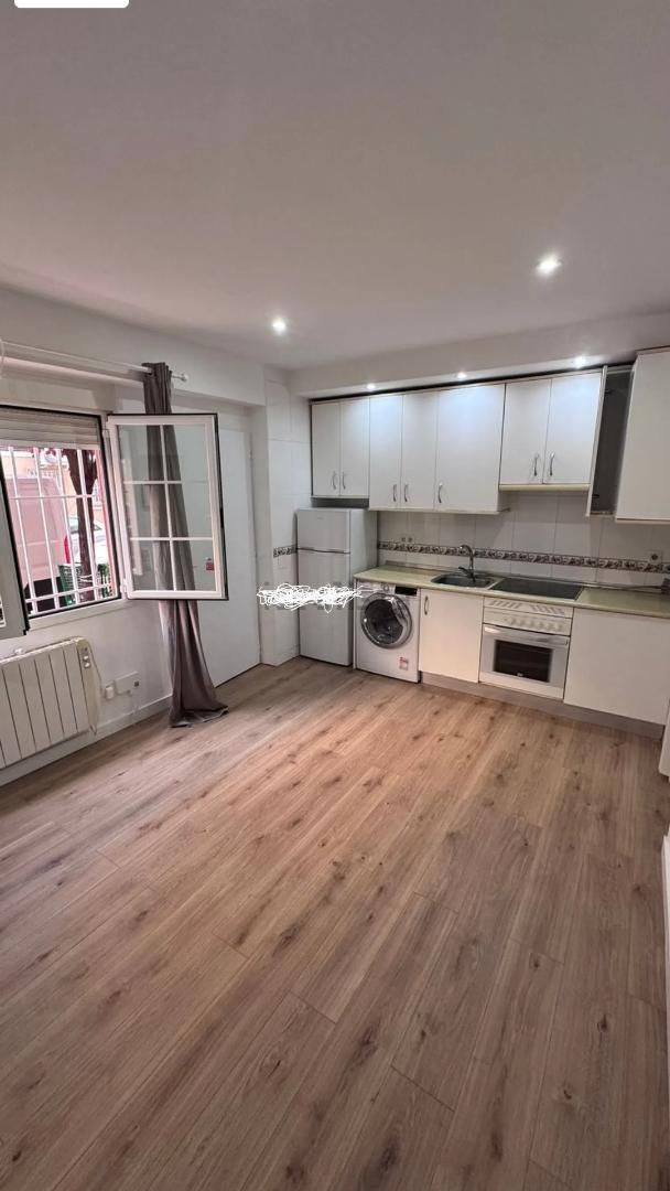 Cuina de Estudi de lloguer en  Madrid Capital amb Parquet, Forn i Rentadora