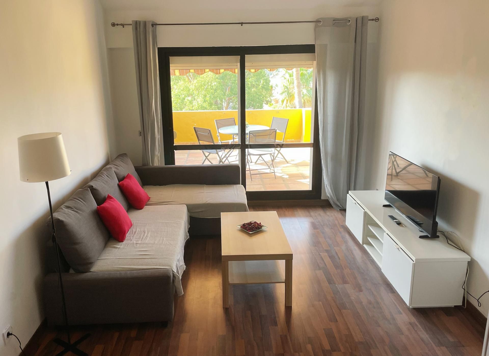 Living room of Flat to rent in Estepona  with Air Conditioner, Terrace and Swimming Pool