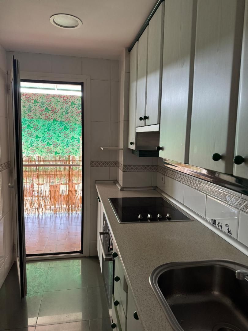 Flat to share in Calle de Artajona, Valdezarza Kitchen of Flat to share in Madrid Capital with Parquet flooring, Terrace and Furnished