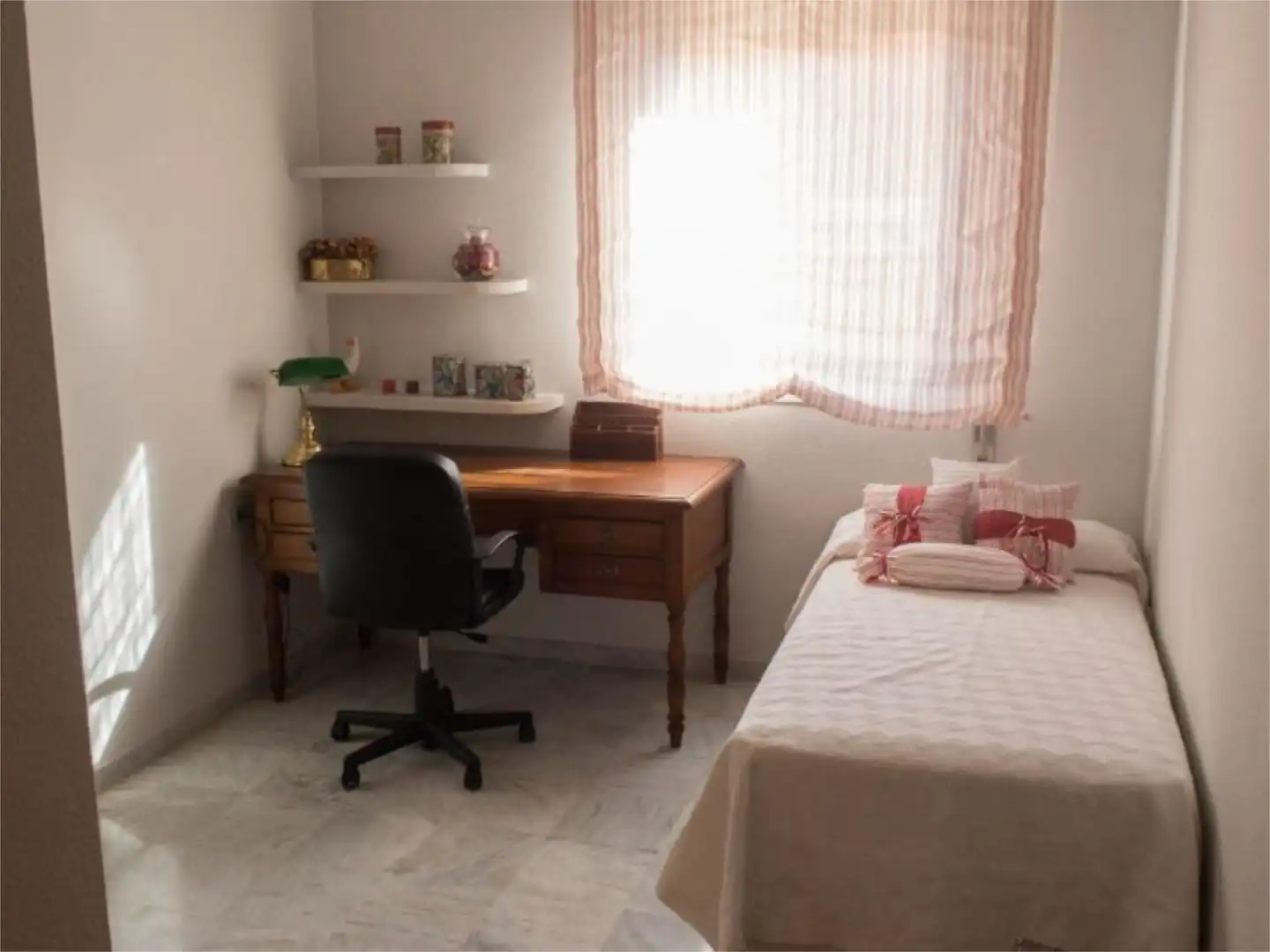 Piso en venta en Avenida de Italia, 15, El Cano - Los Bermejales Habitación de Piso en venta en Sevilla con Aire acondicionado, Calefacción y Jardín privado