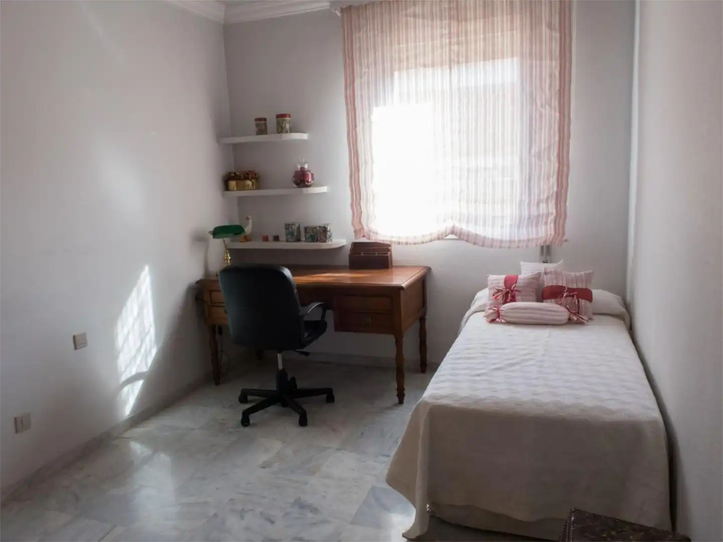 Piso en venta en Avenida de Italia, 15, El Cano - Los Bermejales Habitación de Piso en venta en Sevilla con Aire acondicionado, Calefacción y Jardín privado