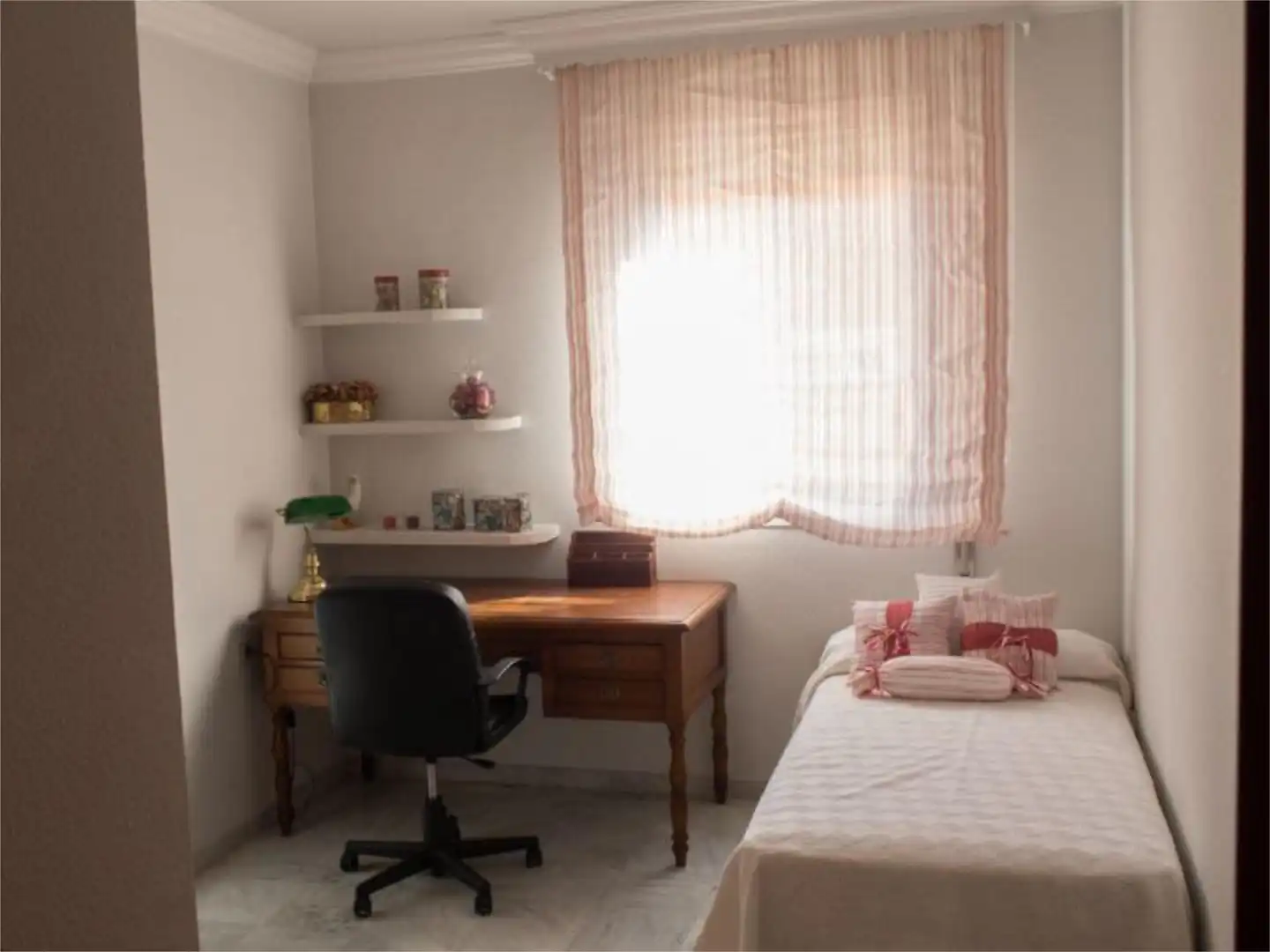 Piso en venta en Avenida de Italia, 15, El Cano - Los Bermejales Habitación de Piso en venta en Sevilla con Aire acondicionado, Calefacción y Jardín privado