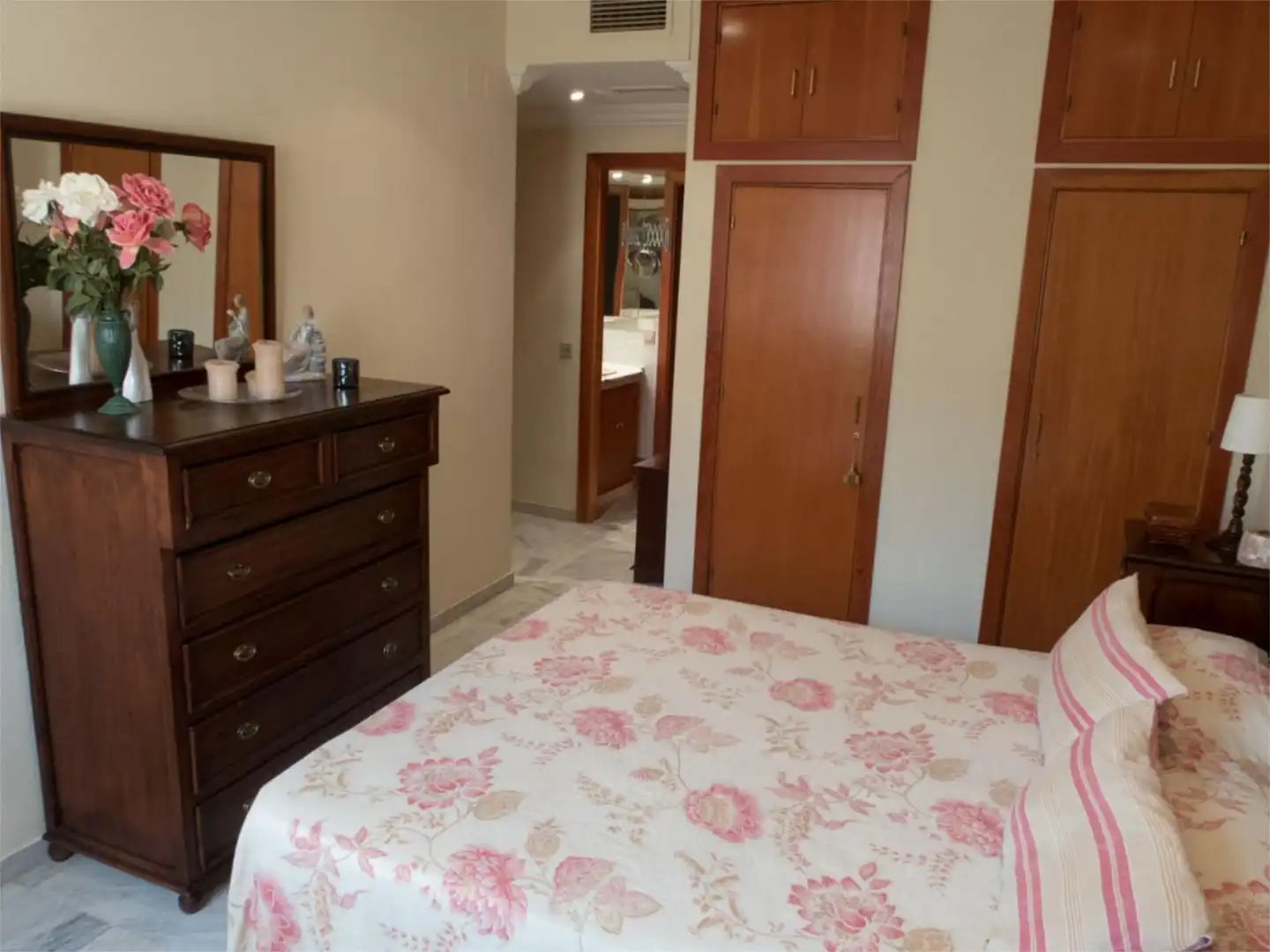 Piso en venta en Avenida de Italia, 15, El Cano - Los Bermejales Habitación de Piso en venta en Sevilla con Aire acondicionado, Calefacción y Jardín privado