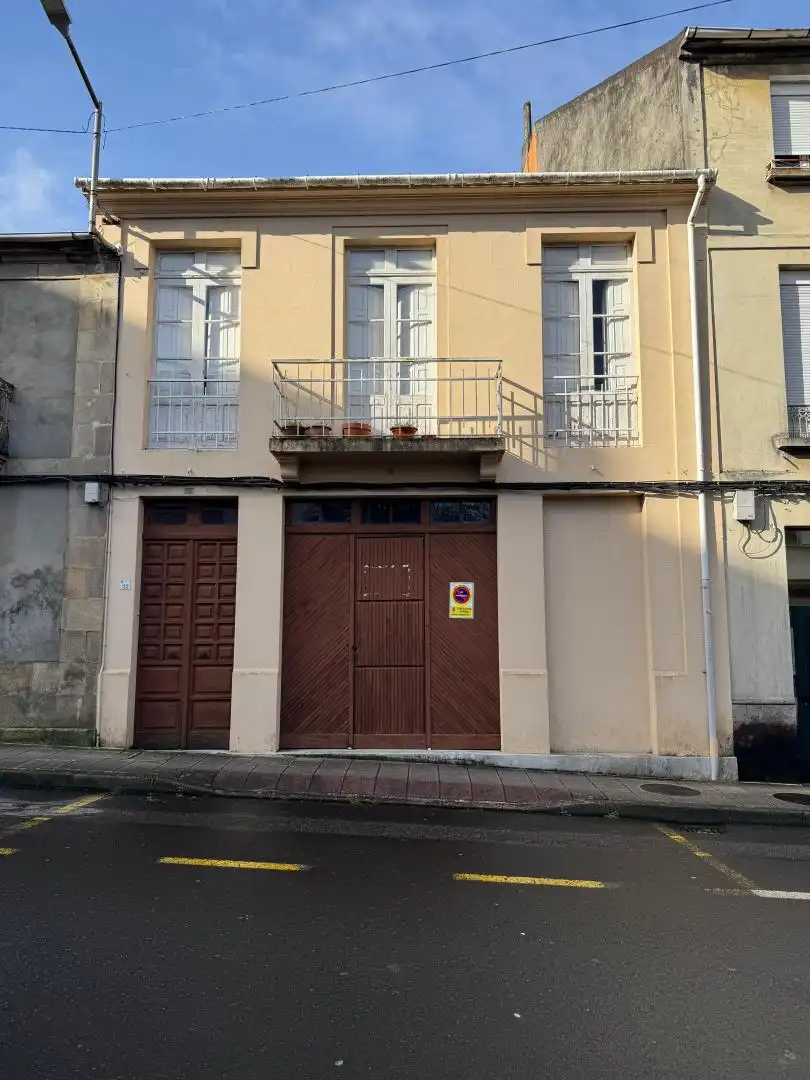 Vista exterior de Casa adosada en venda en A Estrada  amb Jardí privat, Moblat i Balcó