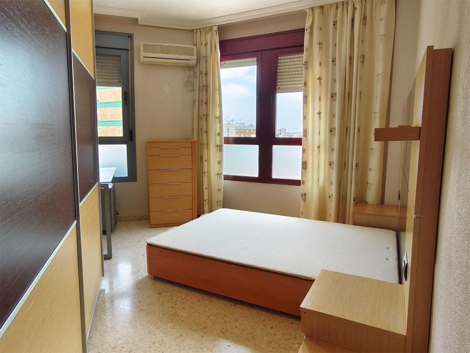 Bedroom of Flat to share in  Sevilla Capital  with Air Conditioner, Heating and Swimming Pool