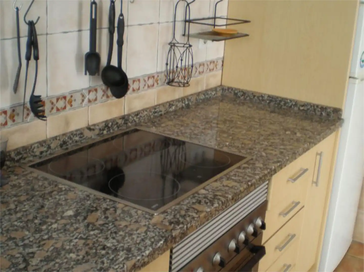 Casa o xalet en venda a Calle Alhandaluz, 3, Castellar de la Frontera Cuina de Casa o xalet en venda en Castellar de la Frontera amb Jardí privat i Terrassa