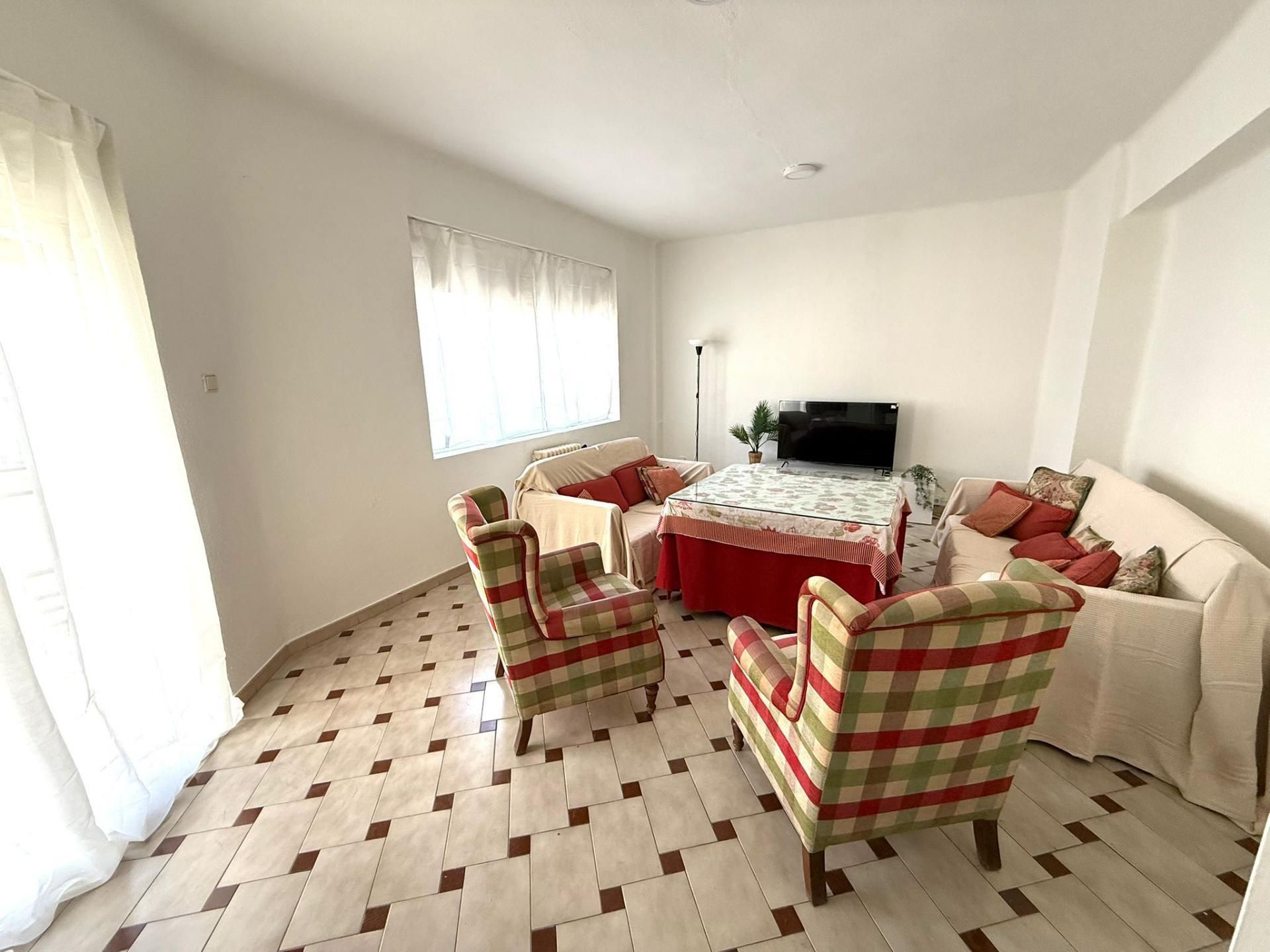 Living room of Flat to share in  Granada Capital  with Heating, Furnished and Balcony