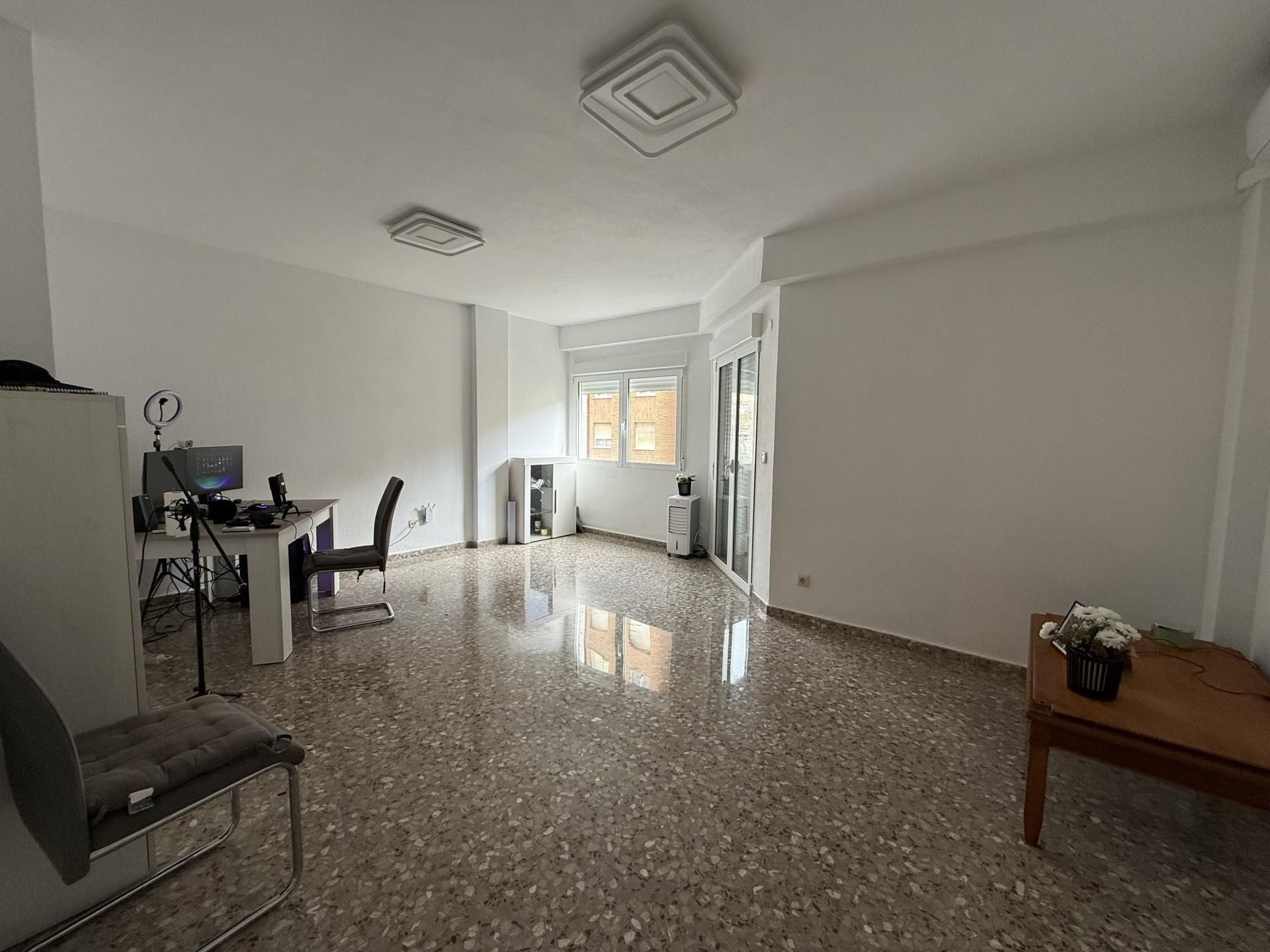 Sala d'estar de Pis de lloguer en Gandia amb Aire condicionat i Balcó