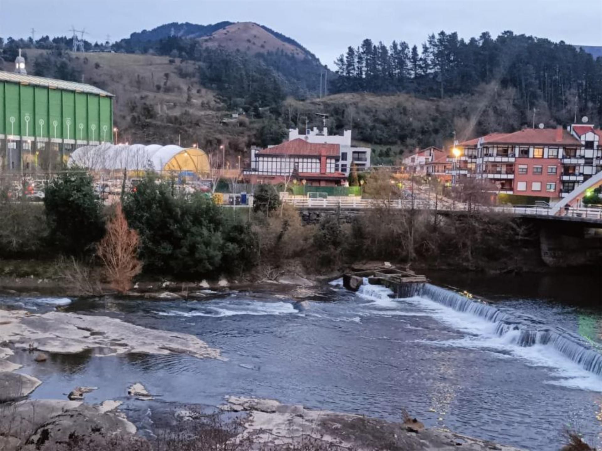 Vista exterior de Pis en venda en Alonsotegi amb Terrassa