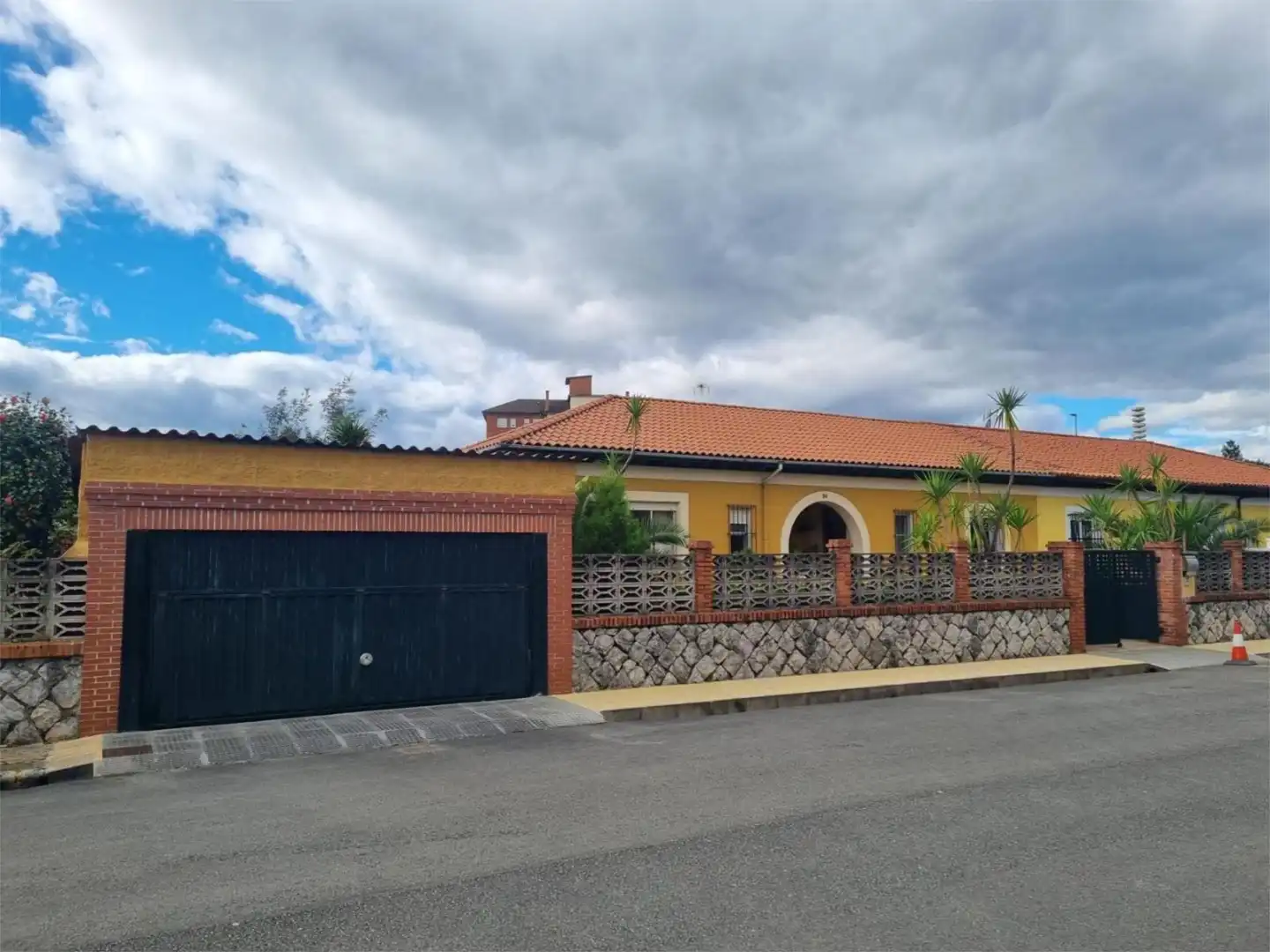 Casa o chalet en venta en Paseo Niño, 26, Cerezo - Aspla - Torres Vista exterior de Casa o chalet en venta en Torrelavega con Calefacción, Jardín privado y Terraza
