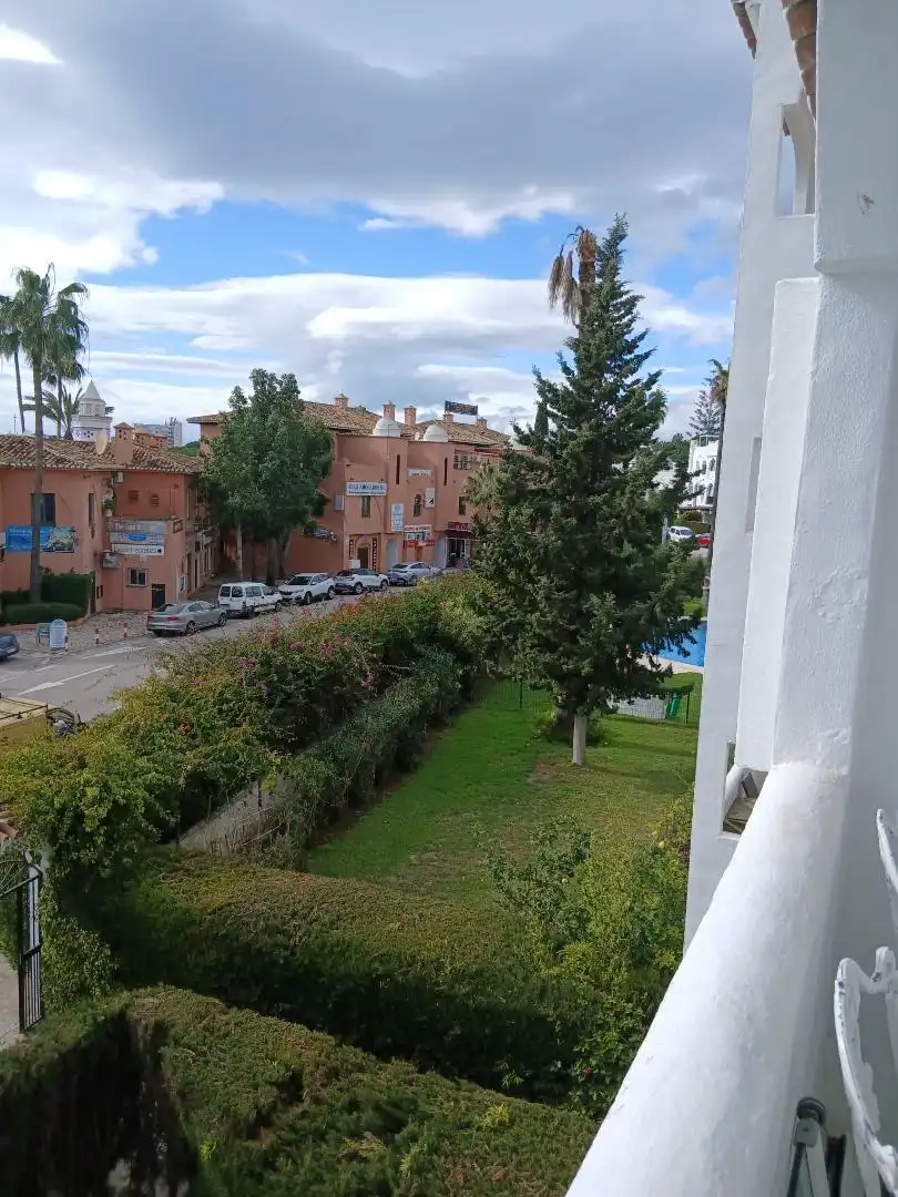 Pis en venda a Calle Adarves de Calypso, 2, Calahonda Vista exterior de Pis en venda en Mijas amb Jardí privat, Terrassa i Traster