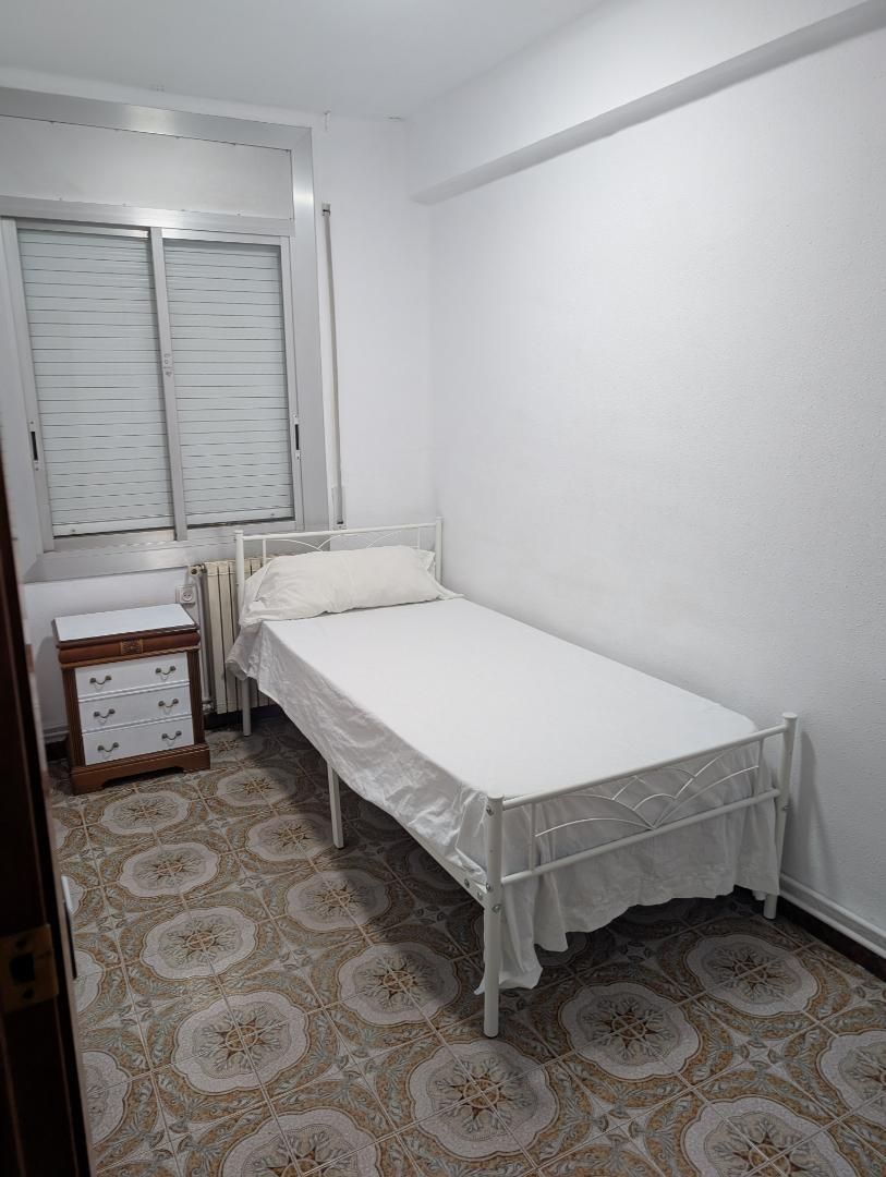 Flat to share in Plaça Enric Morera, 4, Campoamor Bedroom of Flat to share in Sabadell with Furnished, Oven and Washing machine