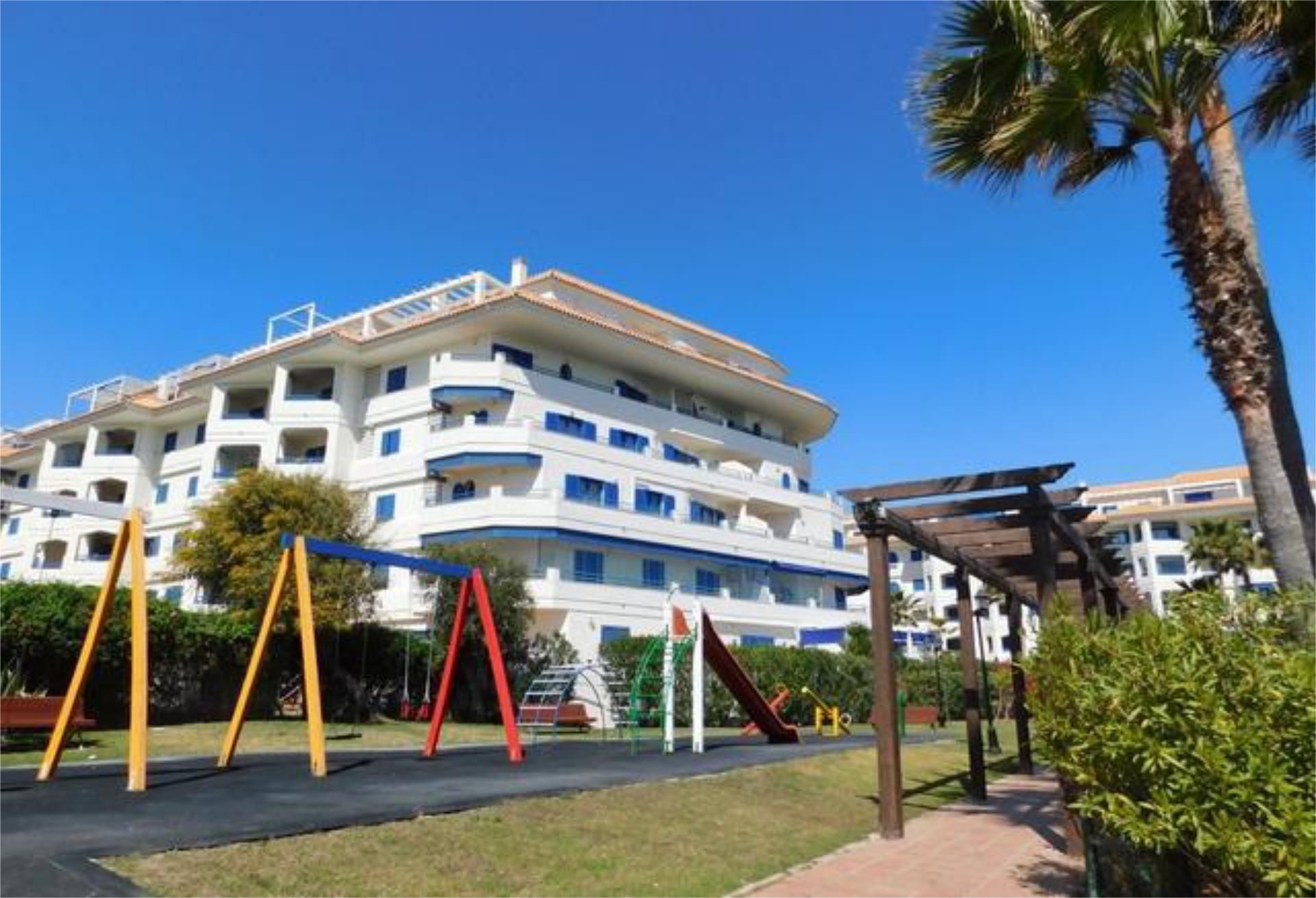 Vista exterior de Apartament de lloguer en Manilva amb Calefacció, Jardí privat i Terrassa