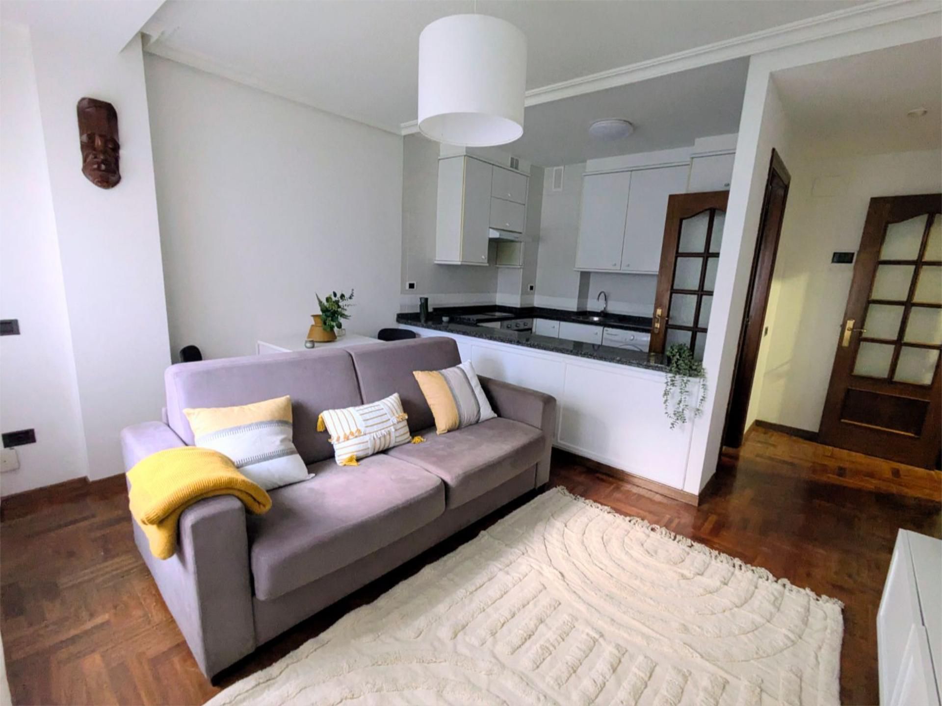 Living room of Flat to rent in Oviedo   with Parquet flooring, Furnished and Video intercom