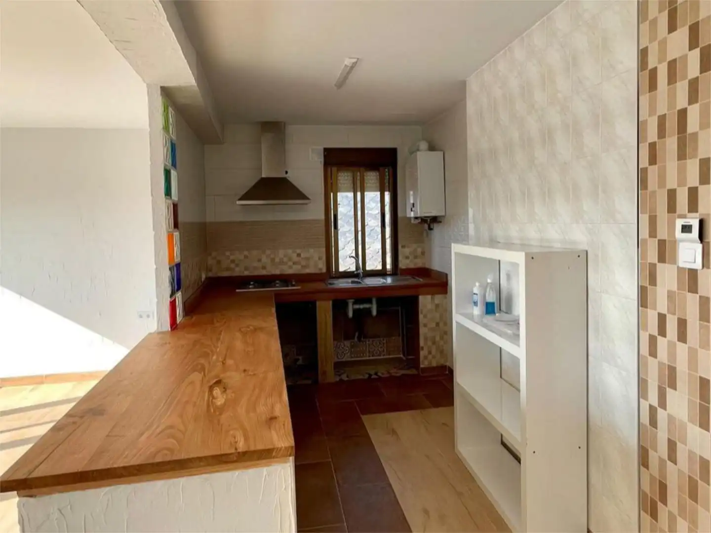 Piso en venta en Calle de Elías Iglesias, Cacabelos Cocina de Piso en venta en Cacabelos con Calefacción, Parquet y Trastero