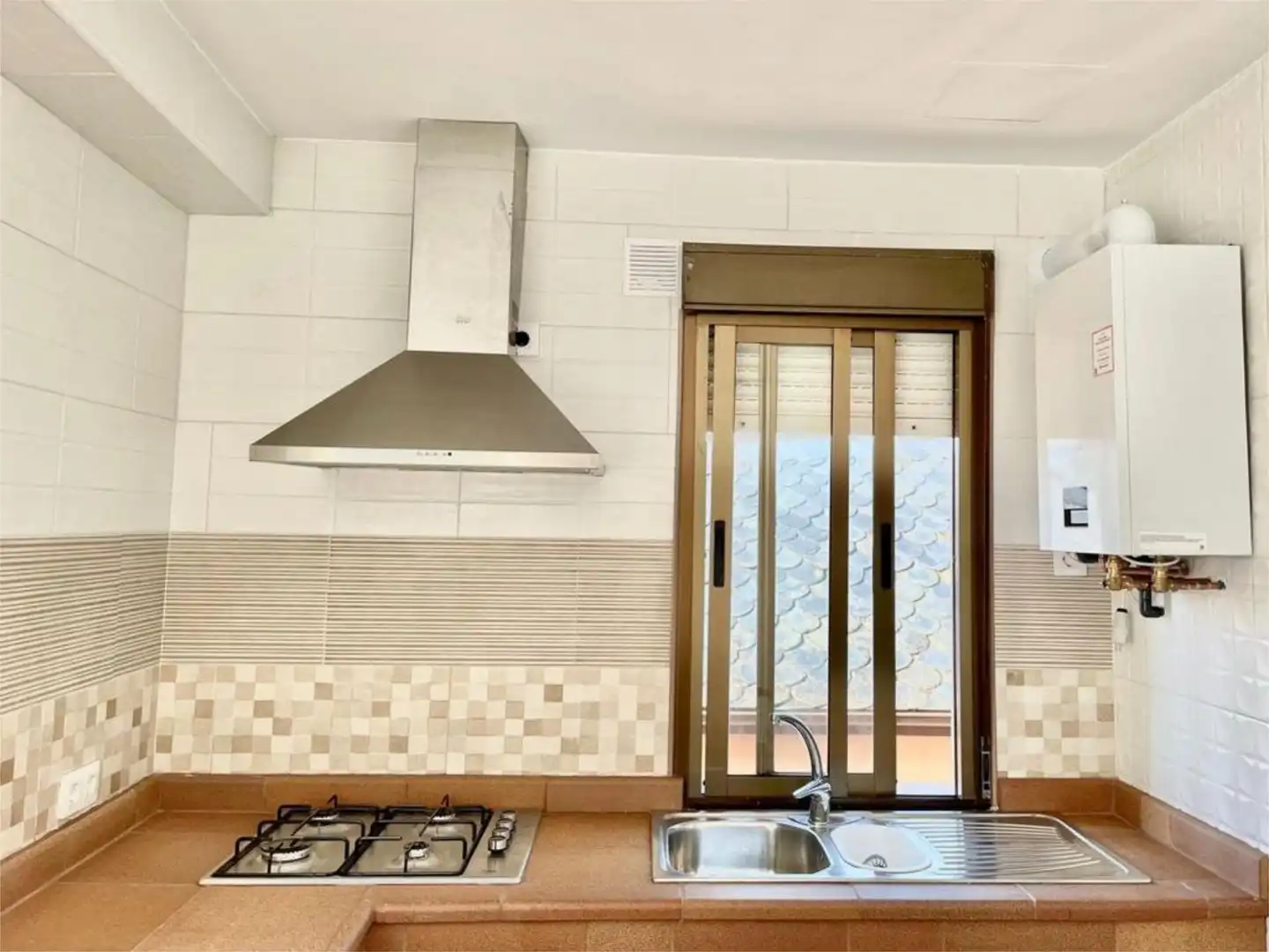 Piso en venta en Calle de Elías Iglesias, Cacabelos Cocina de Piso en venta en Cacabelos con Calefacción, Parquet y Trastero