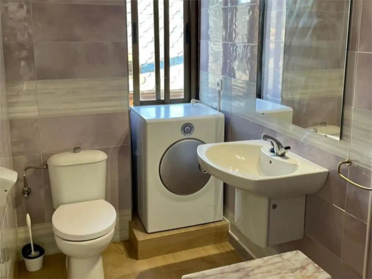 Piso en venta en Calle de Elías Iglesias, Cacabelos Baño de Piso en venta en Cacabelos con Calefacción, Parquet y Trastero