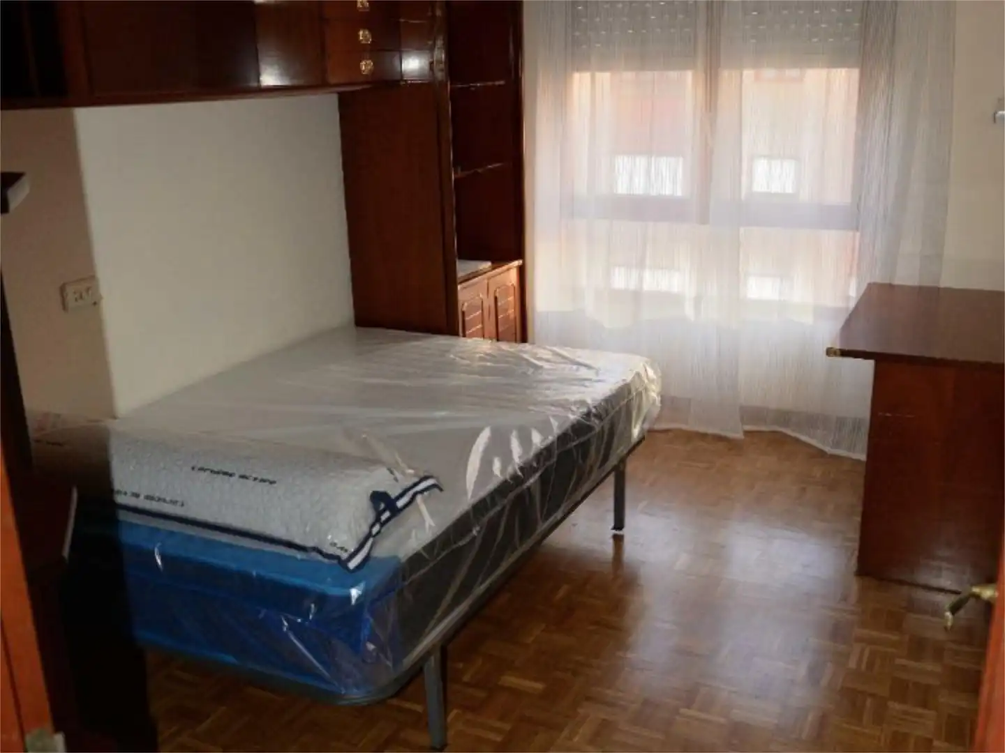 Schlafzimmer von Wohnung zur Miete in Oviedo  mit Heizung, Parkett und Möbliert