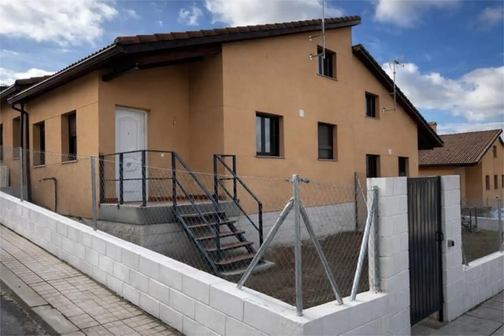 Außenansicht von Einfamilien-Reihenhaus zum Verkauf in Ituero y Lama