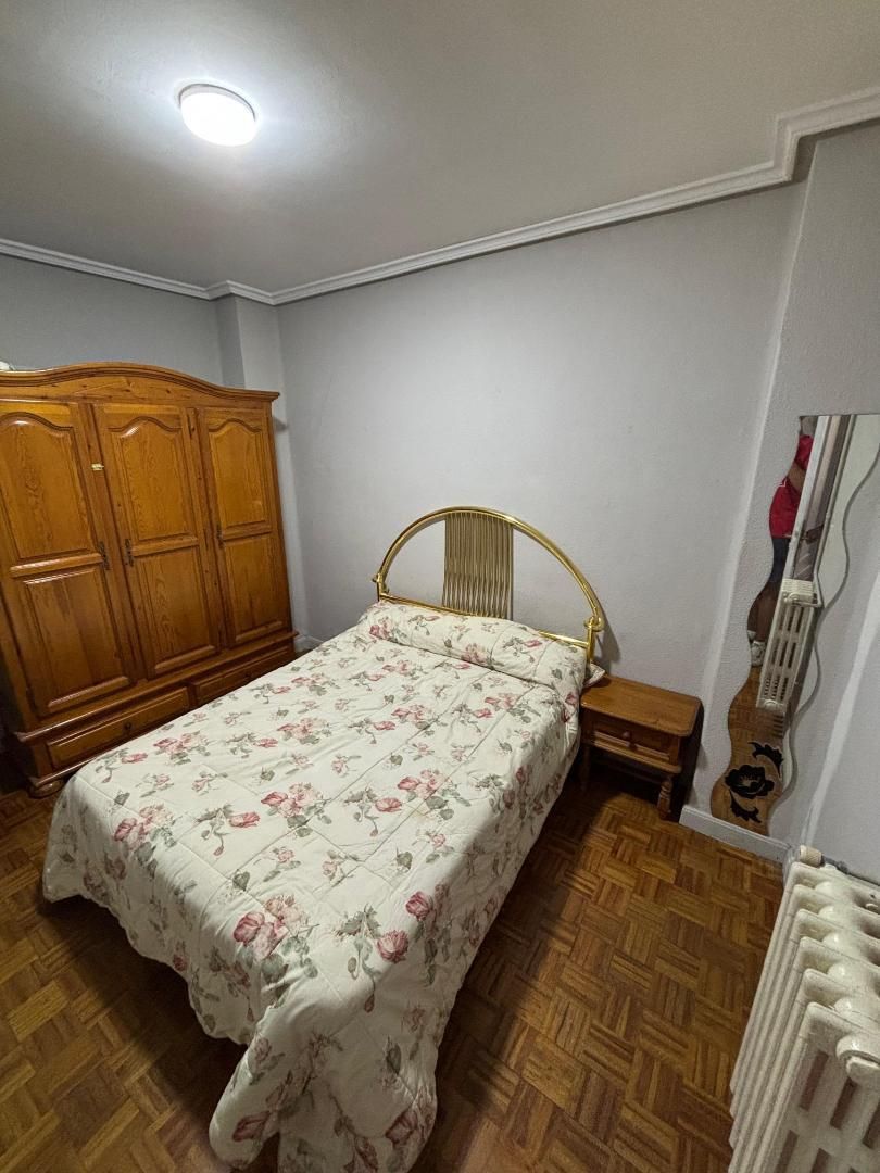 Pis per a compartir a Calle Madrid, 12, El Carmen - Barrio Gimeno Dormitori de Pis per a compartir en Burgos Capital amb Calefacció, Parquet i Moblat