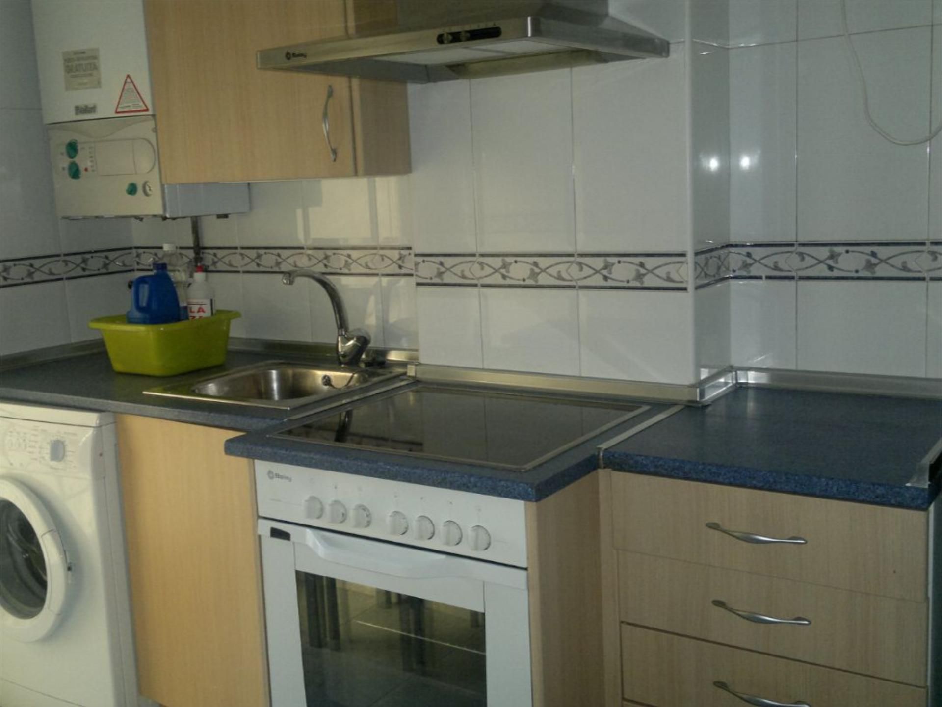 Cuina de Pis de lloguer en Burgos Capital amb Balcó